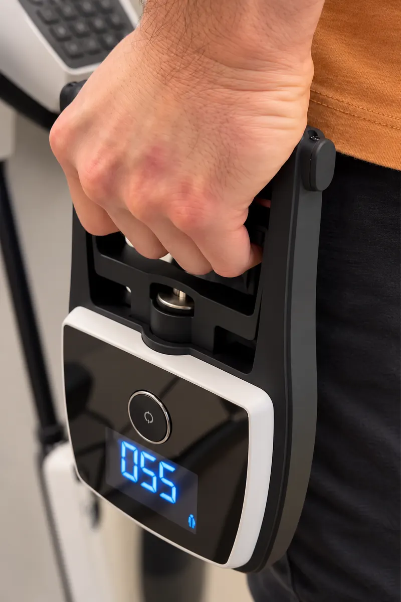 Mano sosteniendo dinamómetro digital InBody para medir fuerza de agarre